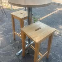 Tavoli con sgabelli