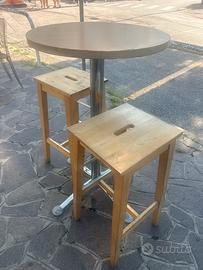 Tavoli con sgabelli