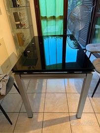 Tavolo allungabile in vetro nero