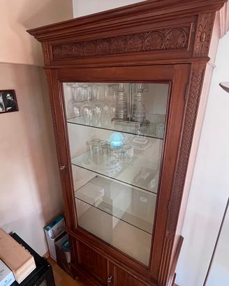 Vetrina in legno massello con ripiani in vetro