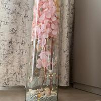 Vaso decorativo con fiori, conchiglie e luci led.