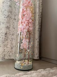 Vaso decorativo con fiori, conchiglie e luci led.