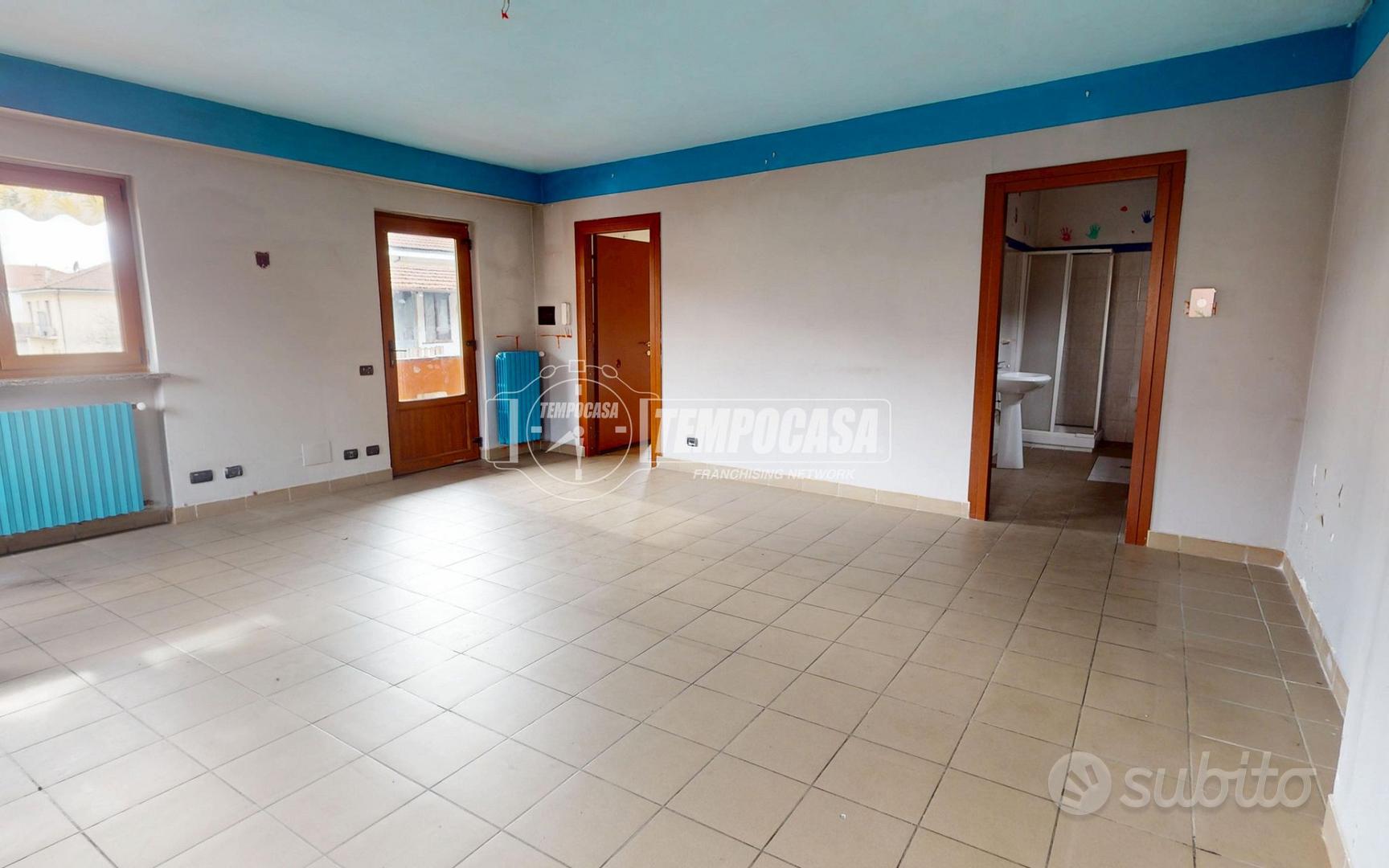 SOLUZIONE BIFAMILIARE IN CENTRO PAESE - Vista 4
