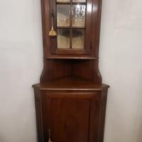 Cantoniera Angoliera in Stile Classico con Vetrina