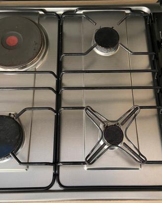 Piano cottura tre fuochi e una piastra