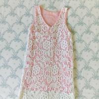 Vestito in pizzo bianco con fodera rosa.  95% coto