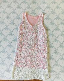 Vestito in pizzo bianco con fodera rosa.  95% coto