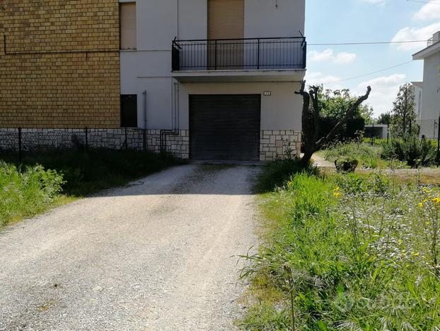 Bilocale ristrutturato con giardino e garage