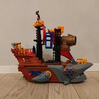 Galeone con bocca di squalo