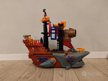 Galeone con bocca di squalo