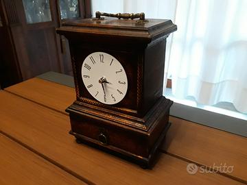 Orologio modello vintage in legno