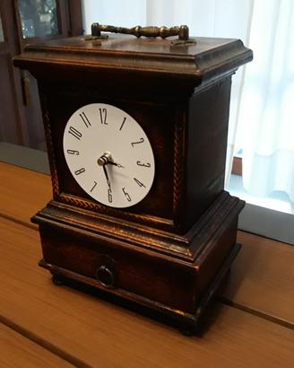 Orologio modello vintage in legno
