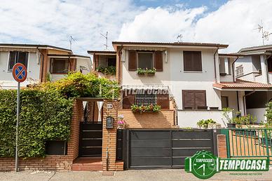VILLA A SCHIERA CON DOPPIO BOX