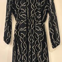 Vestito nero con una stampa di catene bianche