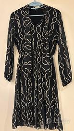 Vestito nero con una stampa di catene bianche