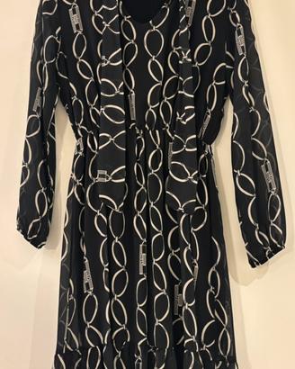 Vestito nero con una stampa di catene bianche