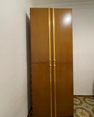 Armadio a 4 ante in legno, con inserti dorati