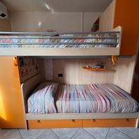 Camera con letto a castello e armadio