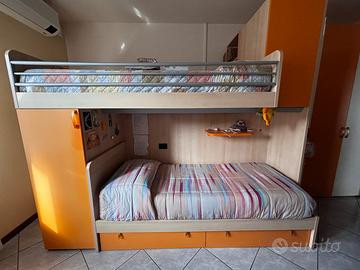 Camera con letto a castello e armadio
