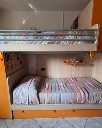 Camera con letto a castello e armadio