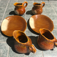 Caraffe e piatti d'arredo