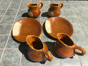Caraffe e piatti d'arredo