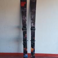 Differenti paia di sci