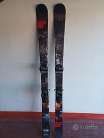 Differenti paia di sci