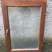 Finestra in legno con vetro satinato 113x80. €70