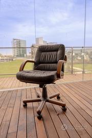 Due poltrone girevoli in pelle