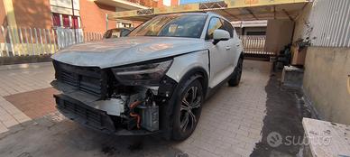 Volvo XC40  ibrida /benzina 