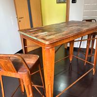 Tavolo alto con sgabelli