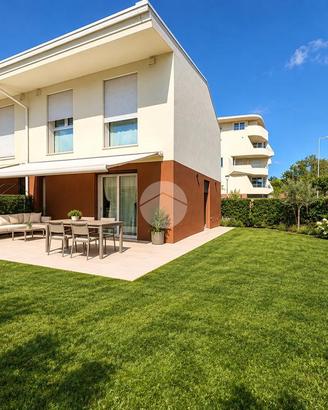 VILLA A SCHIERA D'ANGOLO A RIMINI