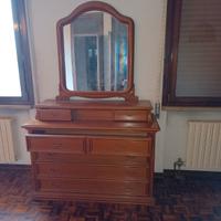 Armadio in legno con cassettiera e specchio