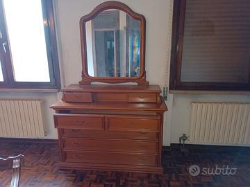 Armadio in legno con cassettiera e specchio