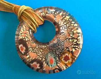 Collana con ciondolo formato da grossa murrina