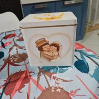 Contenitore in latta Thun con stampa sposi e cuori