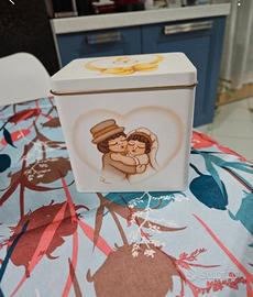 Contenitore in latta Thun con stampa sposi e cuori