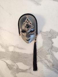 Maschera decorativa con gemma e nappa