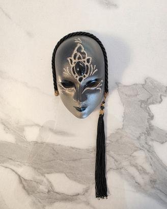Maschera decorativa con gemma e nappa