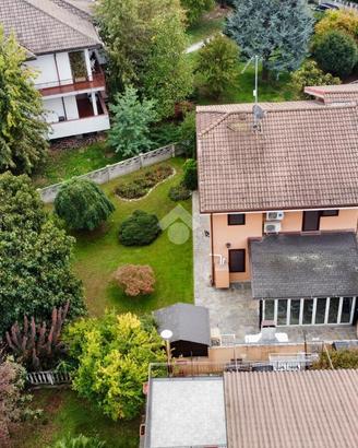 VILLA A SCHIERA D'ANGOLO A VINOVO