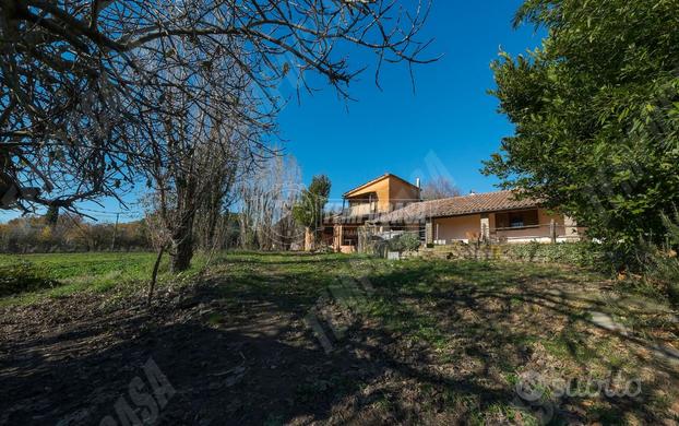 villa con giardino privato immerso nel verde