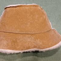 Cappello simil montone beige con interno pelliccia