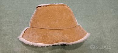 Cappello simil montone beige con interno pelliccia