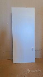 Armadio in legno con sportelli a muro bianco