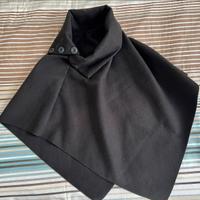 Poncho nero con collo alto