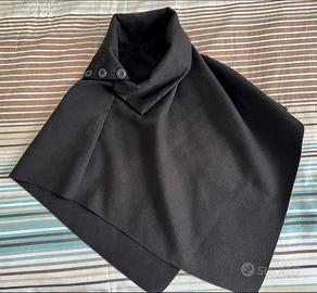 Poncho nero con collo alto