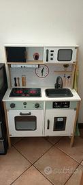Cucina Montessori in legno per bambini