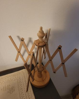 Arcolaio in legno con base 