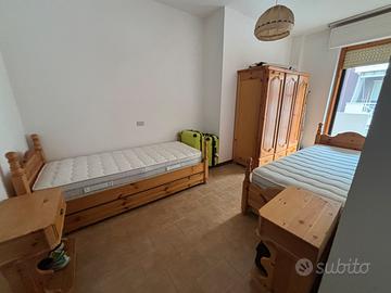 Arredamento per cameretta in legno